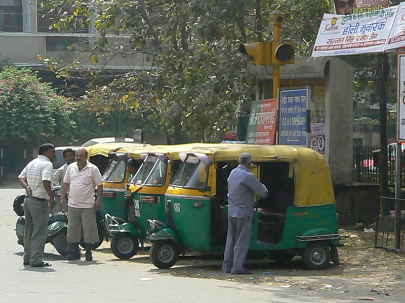 4 rickshaw attendent les clients