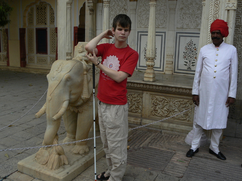 Gabriel découvre une statue d’éléphant